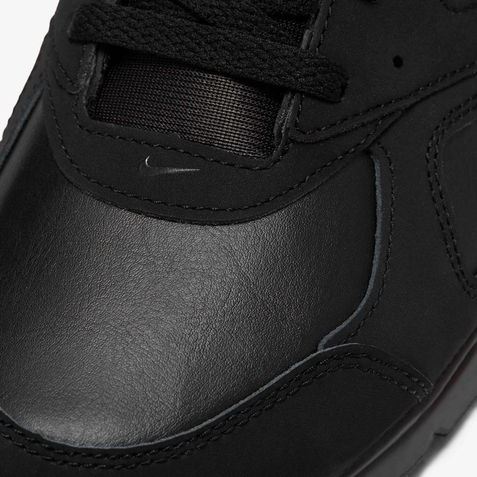 la Nike Air Max IVO Leather (ou LTR) dans son coloris intégral Triple Black