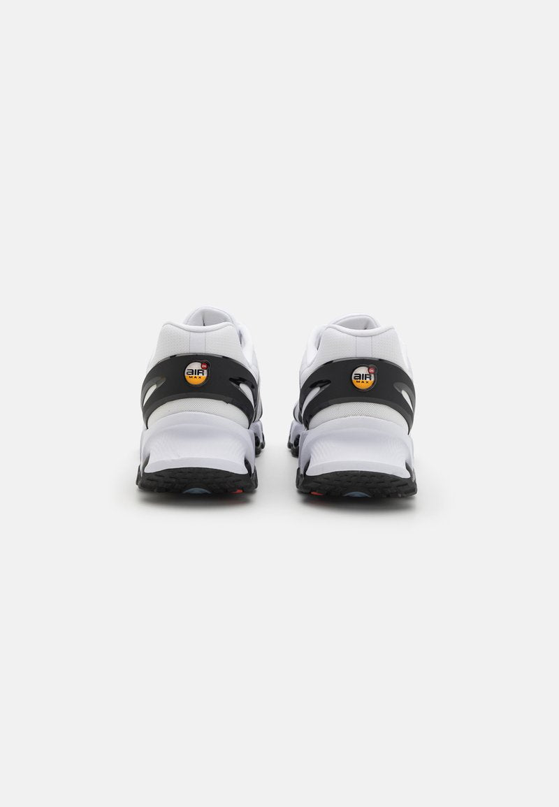Nike Air Max Dn8 dans son coloris classique "Panda" (Blanc / Noir)