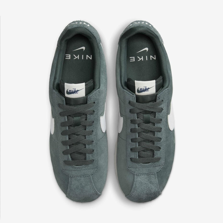 Nike Cortez "Vintage Green" (code style FZ3594-338), caractérisé par sa tige en daim vert et son swoosh blanc.