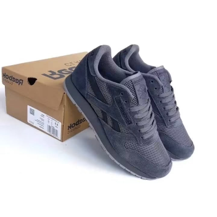 Reebok Classic affichent une teinte grise élégante, parfaite pour un style décontracté et intemporel.
