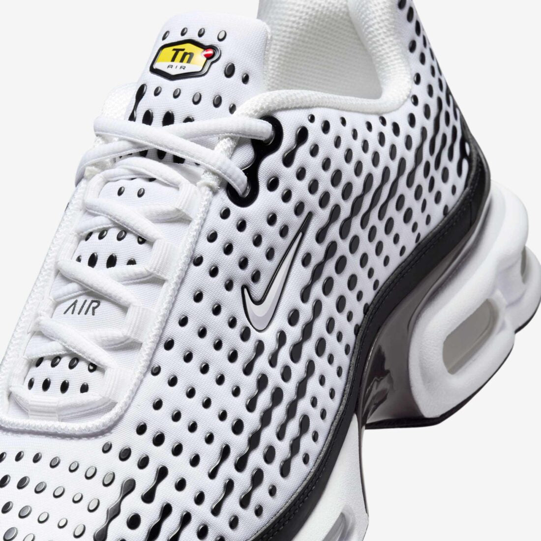 Nike Air Max Plus VII, repérables à leur motif de points noirs sur fond blanc