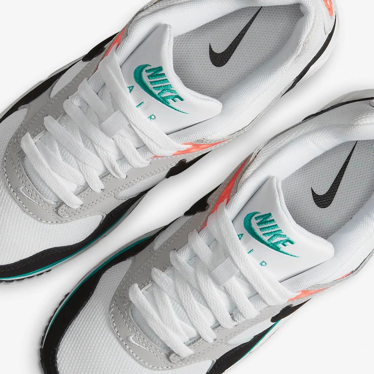 Nike Air Max Correlate arborent un coloris blanc avec des accents noirs et verts