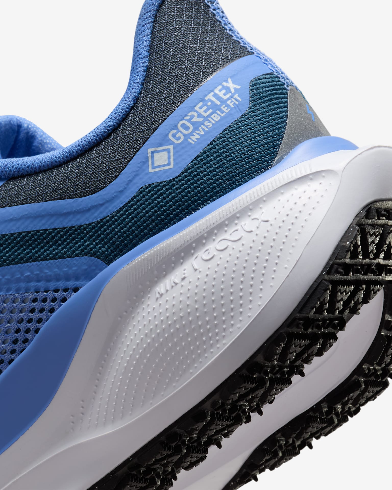 Nike Air Zoom Pegasus 41 GORE-TEX déclinée dans le coloris Cobalt Bliss / Metallic Red Bronze / Armory Navy