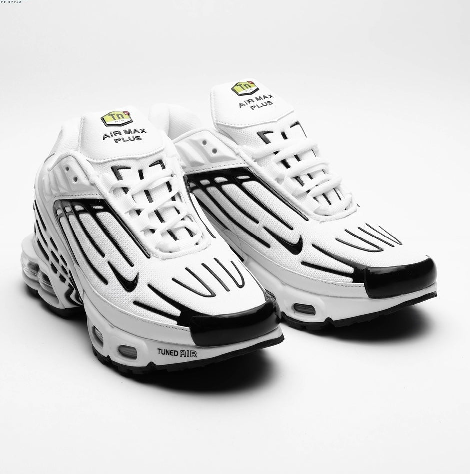 Nike Air Max Plus 3 (communément appelée TN 3) dans son coloris "White Black" (Blanc et Noir)