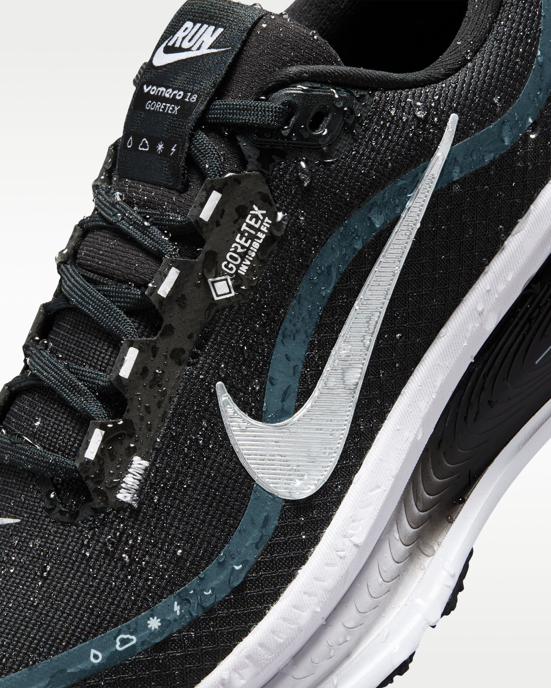 running Nike Vomero 18 GORE-TEX. Conçue avec une membrane en GORE-TEX pour garder les pieds au sec sous la pluie.