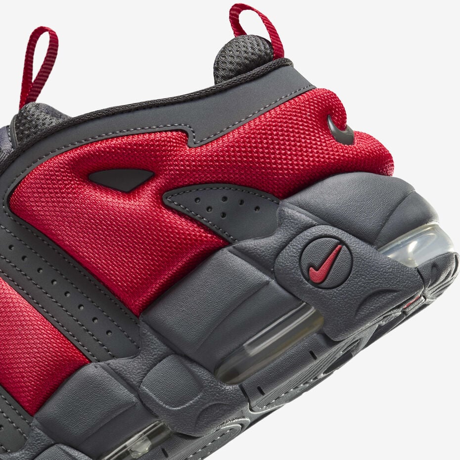 Nike Air More Uptempo Low, dans le coloris officiel Dark Grey / Light Crimson / Metallic Silver