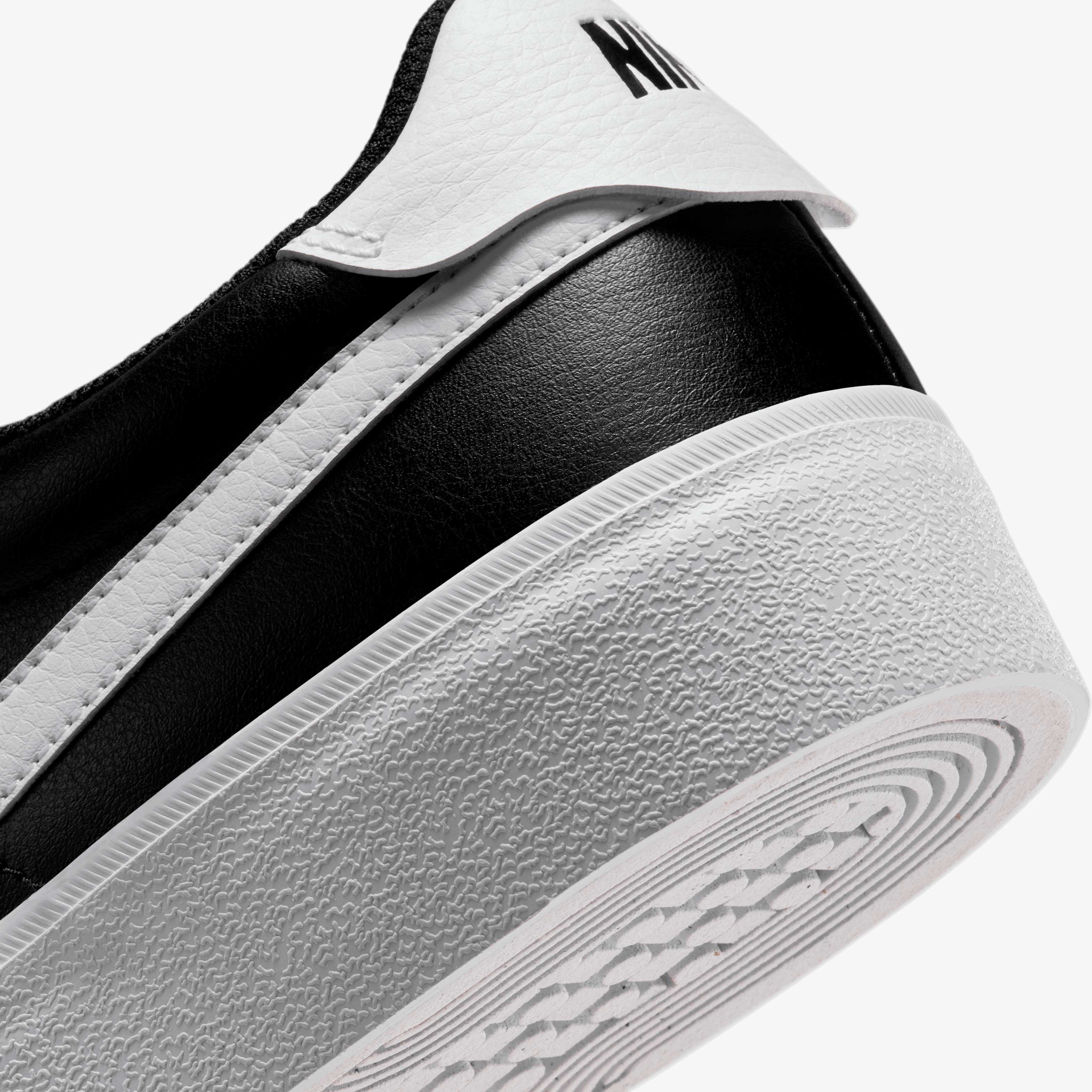 basket Nike Court Shot dans son coloris classique Noir/Blanc