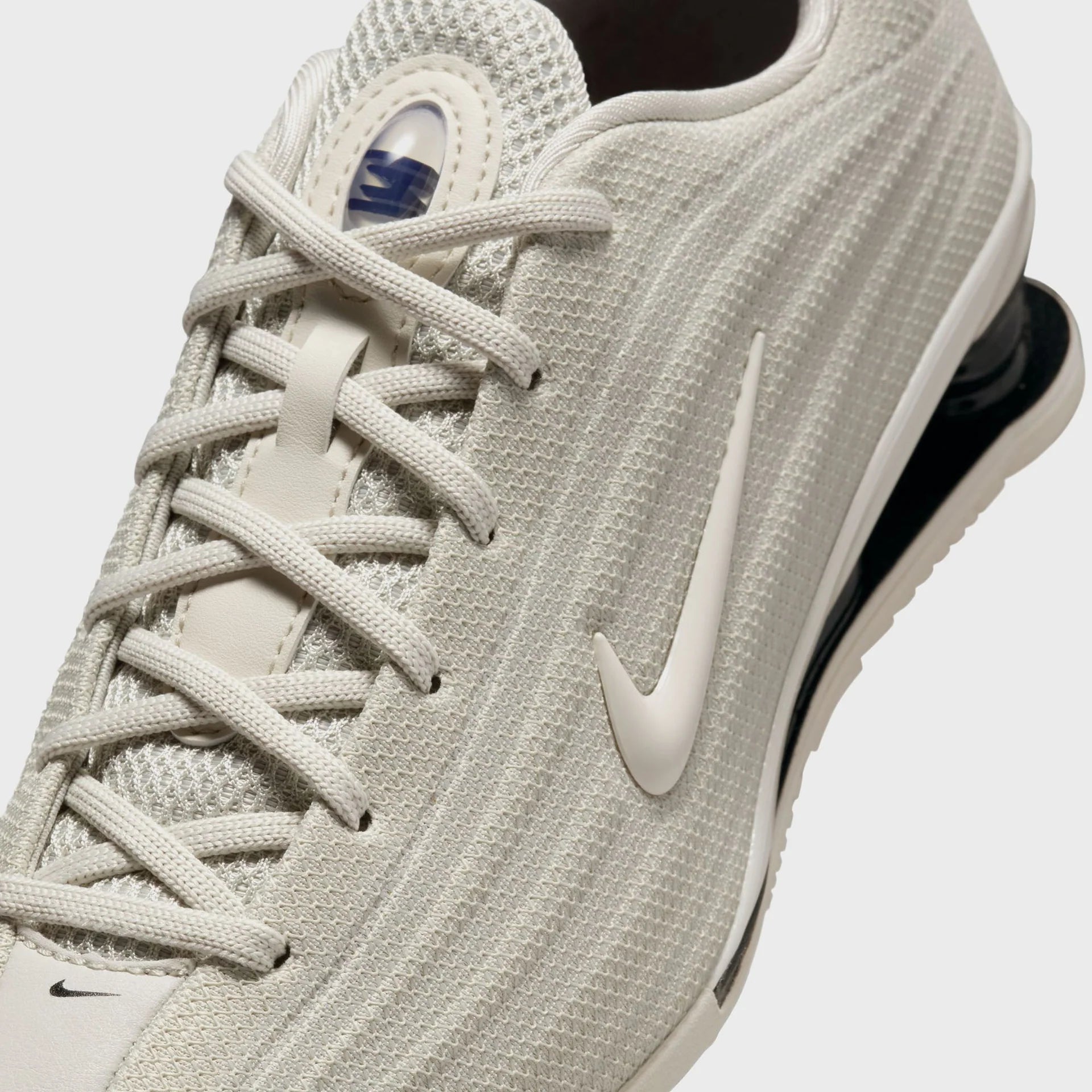 Nike Shox Z, ici présentée dans son coloris "Light Bone" / Beige
