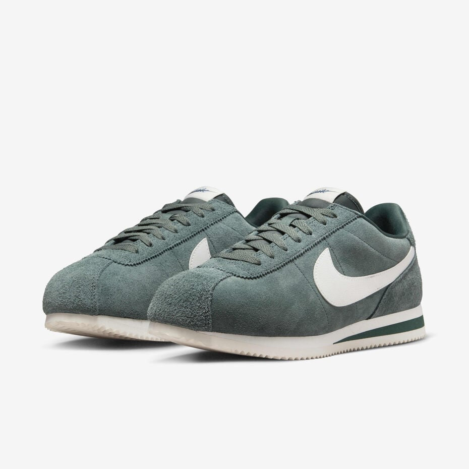 Nike Cortez "Vintage Green" (code style FZ3594-338), caractérisé par sa tige en daim vert et son swoosh blanc.