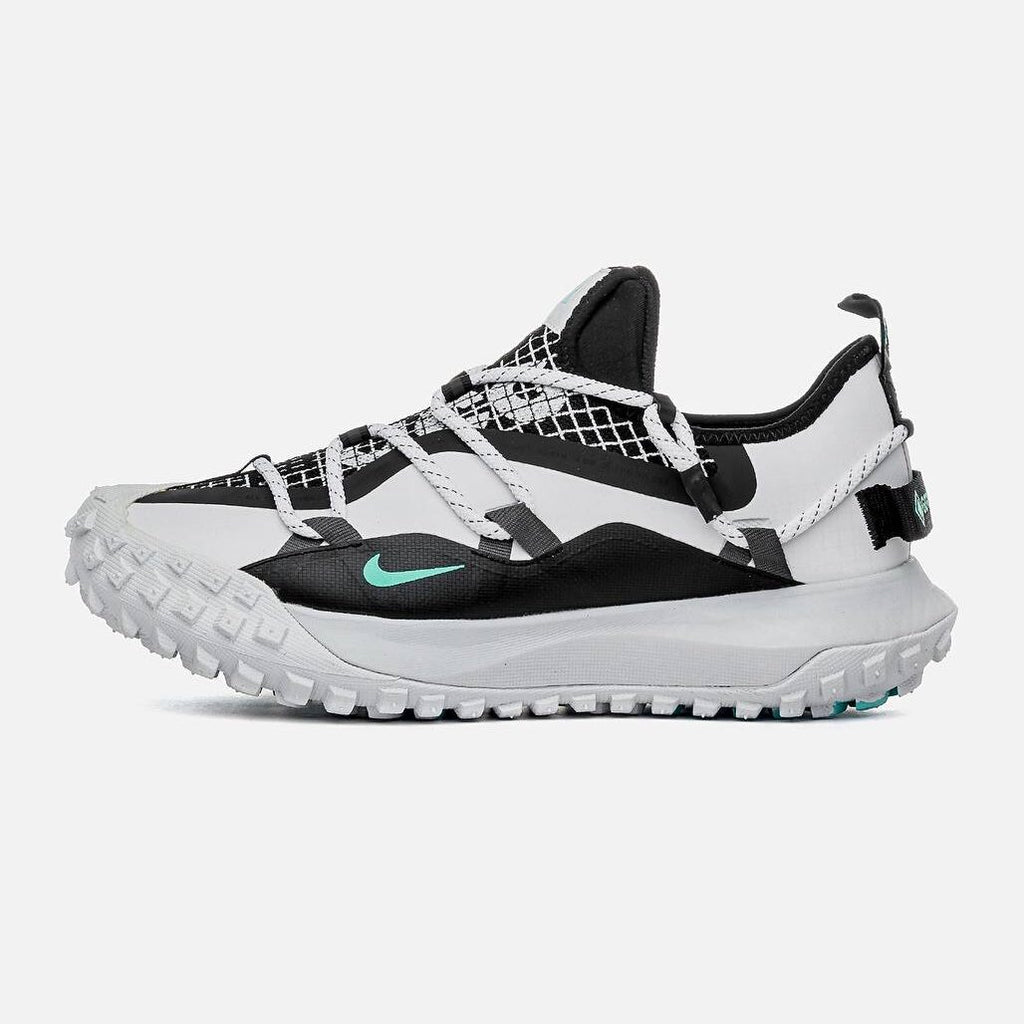Nike ACG Mountain Fly Low SE dans son coloris « White Black / Anthracite / Grey Fog »