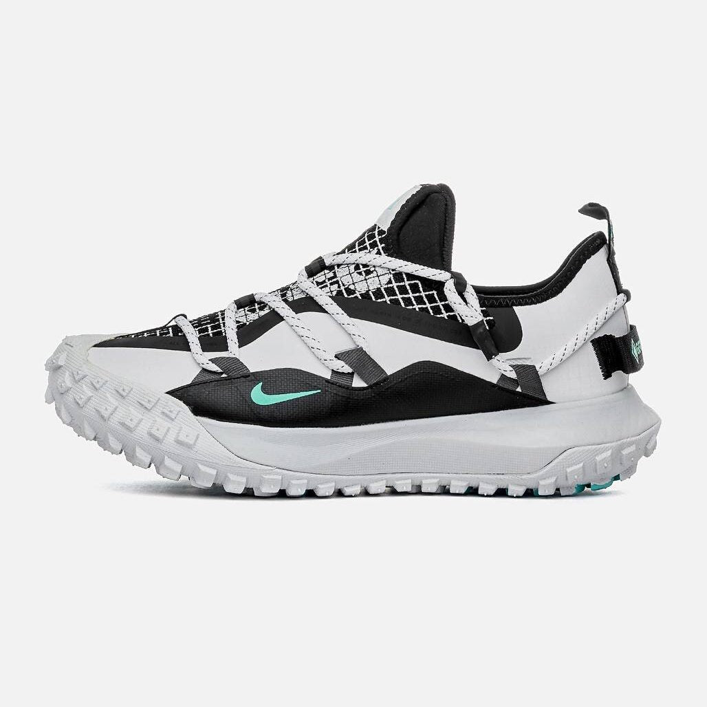 Nike ACG Mountain Fly Low SE dans son coloris « White Black / Anthracite / Grey Fog »