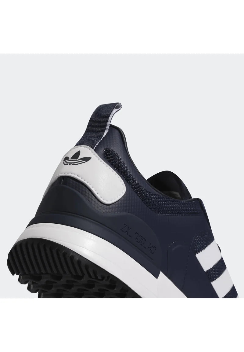 Le modèle présenté dans l'image est la adidas ZX 700 HD dans son coloris bleu marine classique avec les trois bandes blanches caractéristiques de la marque adidas.
