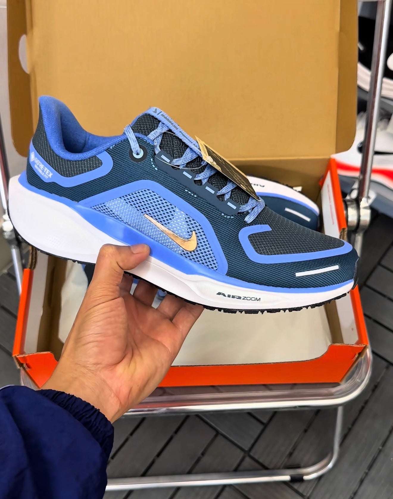 Nike Air Zoom Pegasus 41 GORE-TEX déclinée dans le coloris Cobalt Bliss / Metallic Red Bronze / Armory Navy