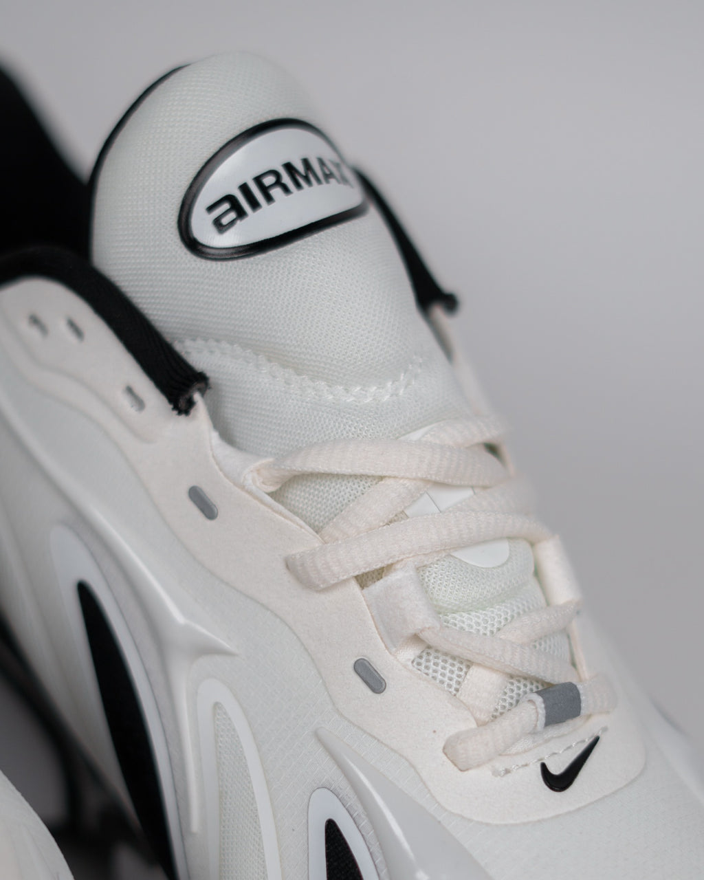 Nike Air Max Dn8, affichant un coloris épuré blanc et noir