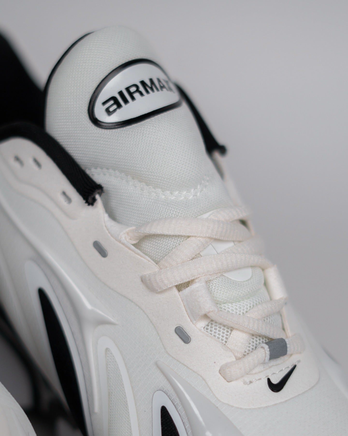 Nike Air Max Dn8, affichant un coloris épuré blanc et noir
