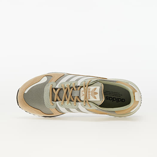 Le modèle présenté dans l'image est la adidas ZX 700 HD dans son coloris bleu marine classique avec les trois bandes blanches caractéristiques de la marque adidas.