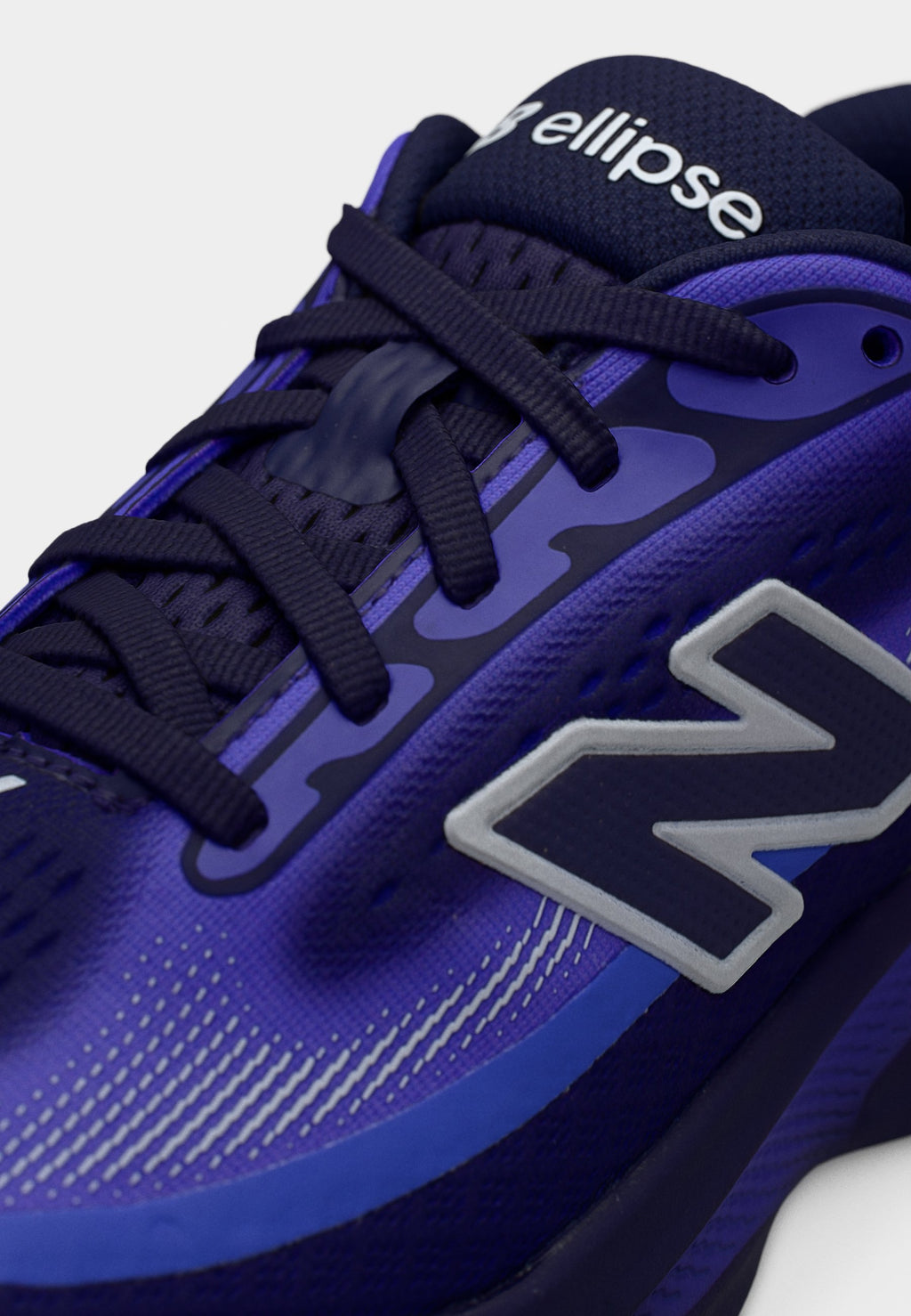 New Balance Ellipse V1 dans son coloris vibrant Boysenberry / Electric Indigo