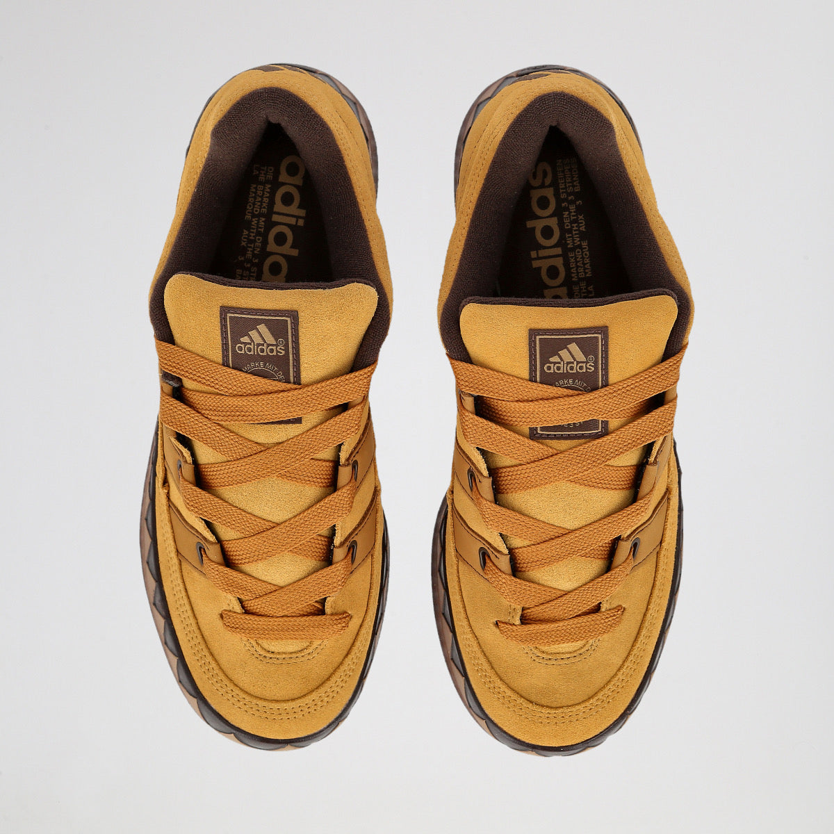 adidas Adimatic dans son coloris jaune moutarde et marron fonce (Mesa / Brown
