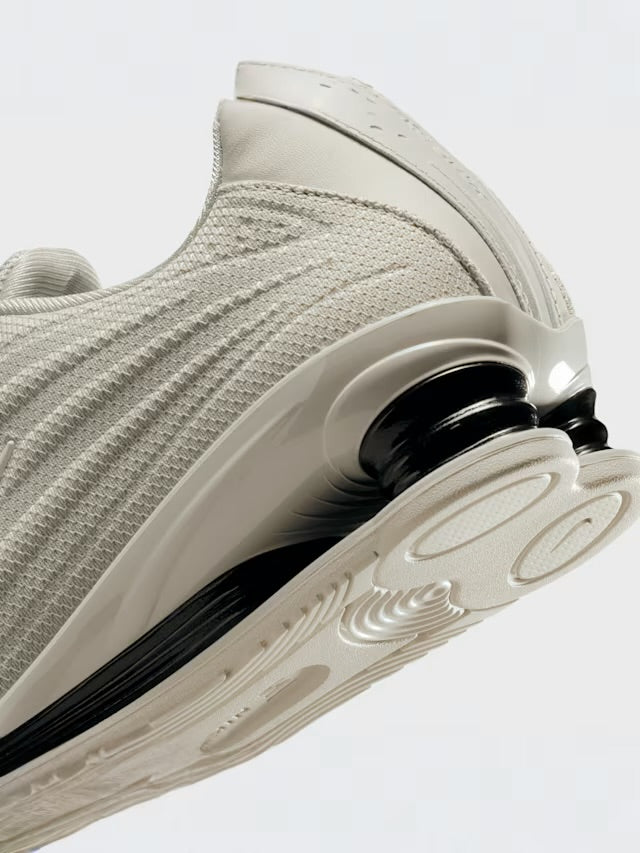 Nike Shox Z, ici présentée dans son coloris "Light Bone" / Beige