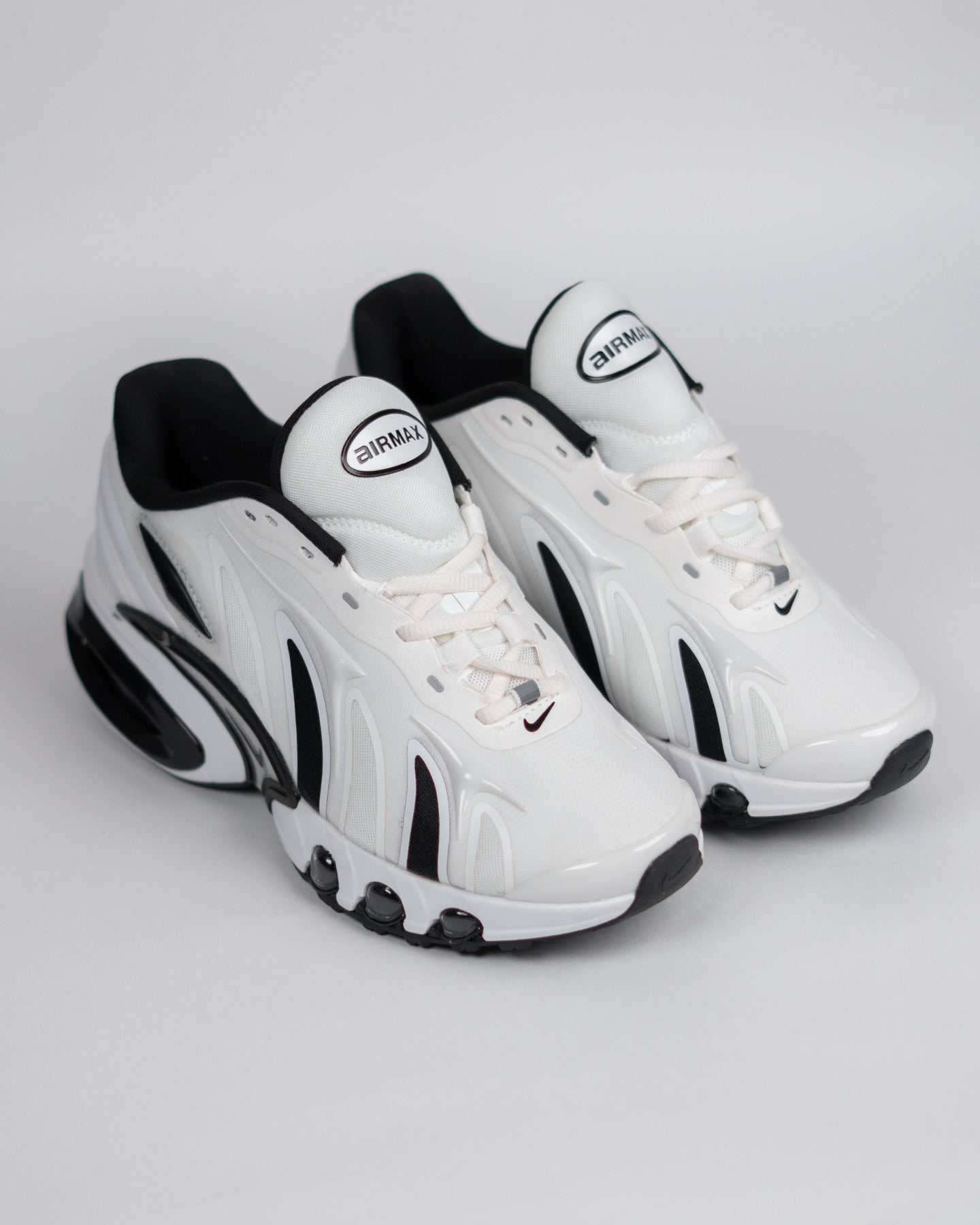 Nike Air Max Dn8, affichant un coloris épuré blanc et noir
