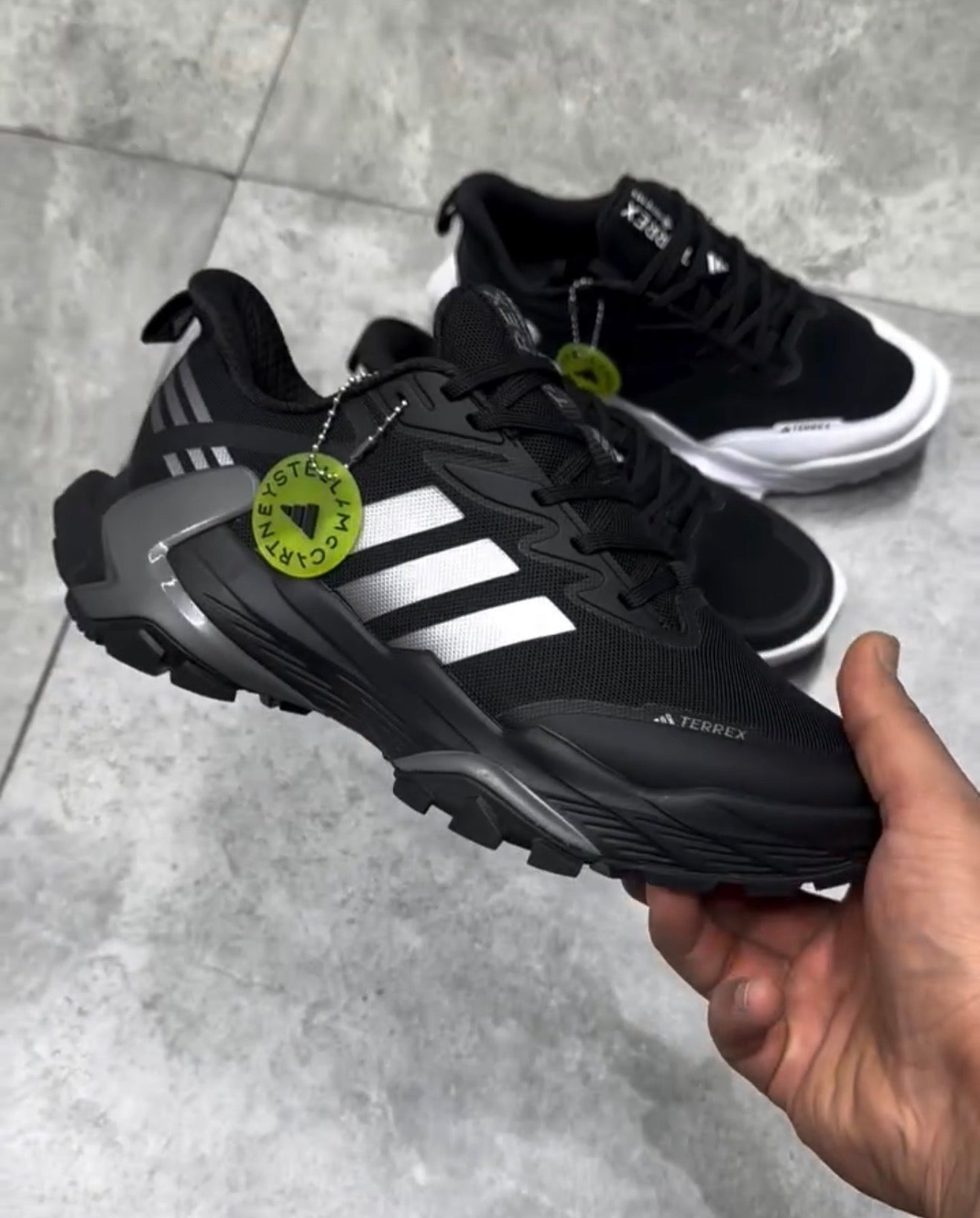 Adidas Terrex noires arborent trois bandes argentées distinctives sur les côtés.Marque/Modèle : Adidas Terrex
