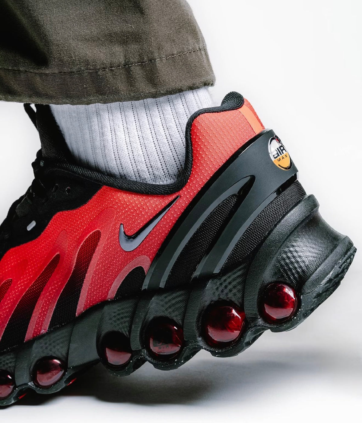 Nike Air Max Dn8, ici présentée dans son coloris iconique "Bred" (Black/Gym Red/Bright Crimson).