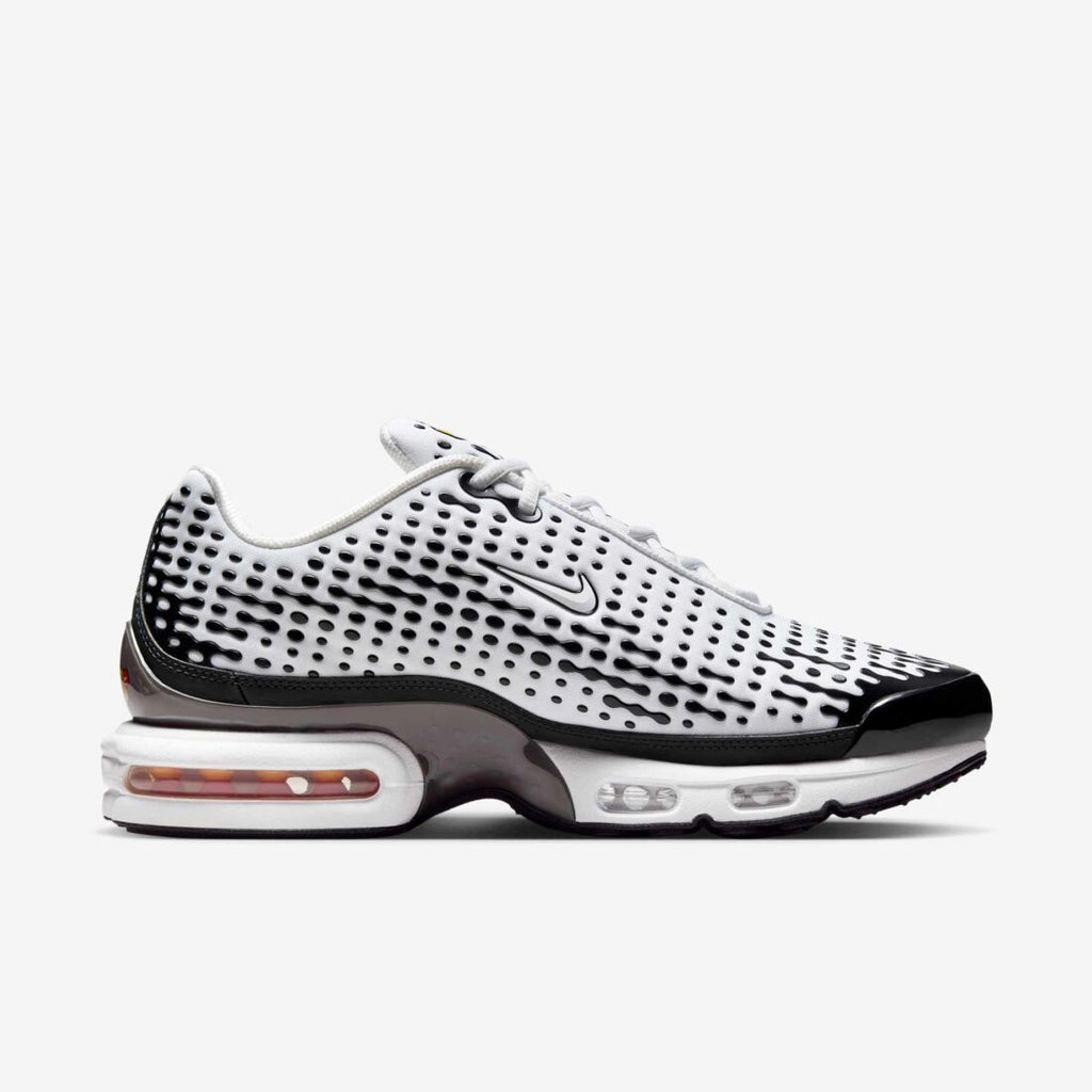 Nike Air Max Plus VII, repérables à leur motif de points noirs sur fond blanc