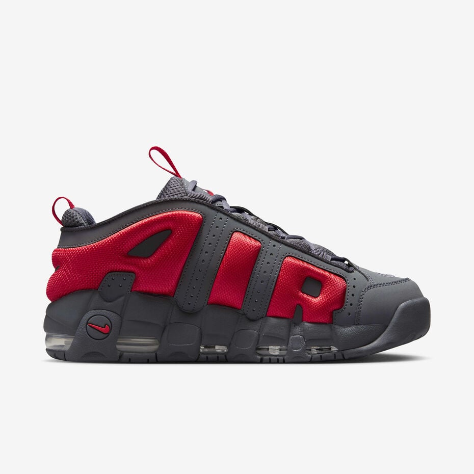 Nike Air More Uptempo Low, dans le coloris officiel Dark Grey / Light Crimson / Metallic Silver