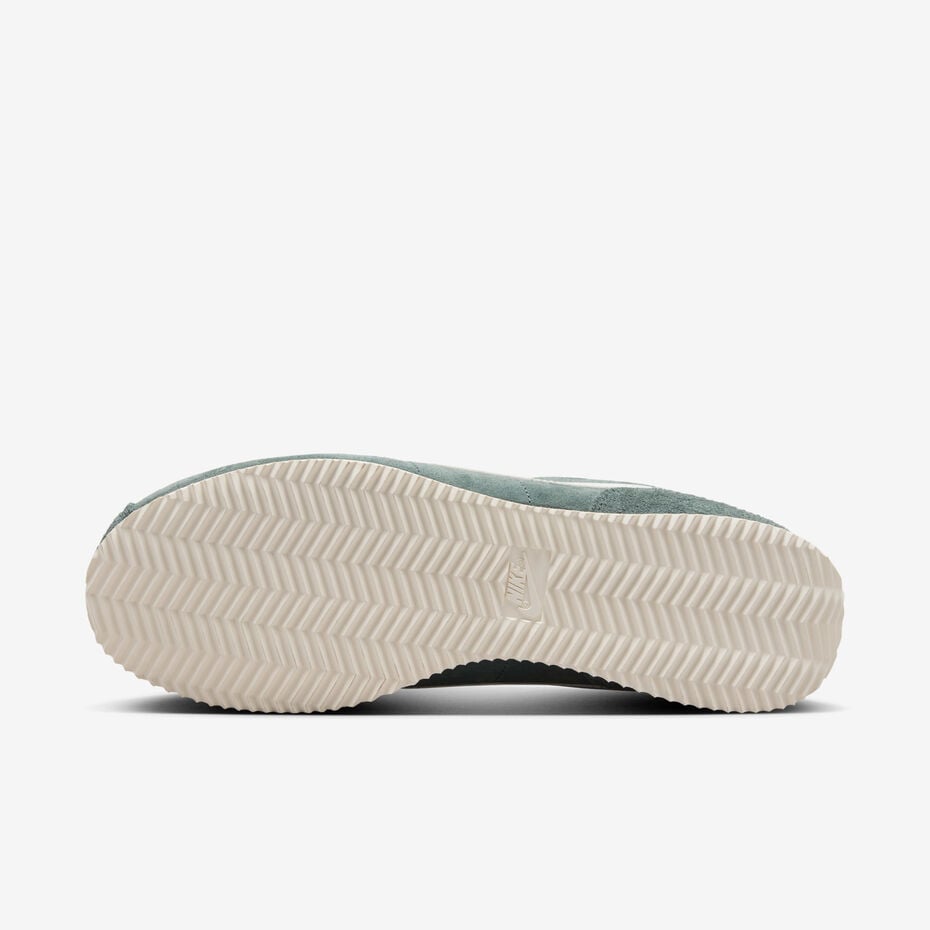 Nike Cortez "Vintage Green" (code style FZ3594-338), caractérisé par sa tige en daim vert et son swoosh blanc.
