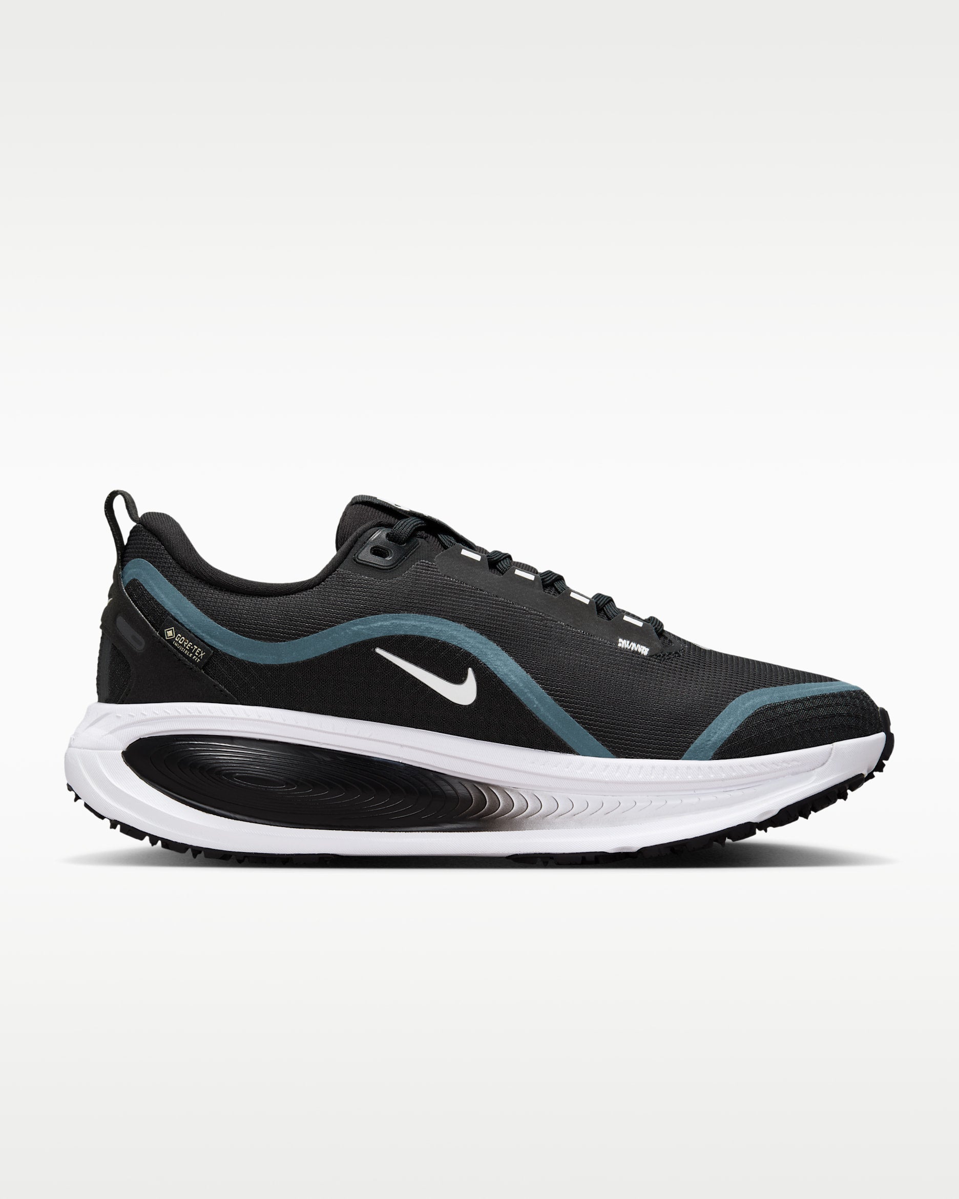running Nike Vomero 18 GORE-TEX. Conçue avec une membrane en GORE-TEX pour garder les pieds au sec sous la pluie.