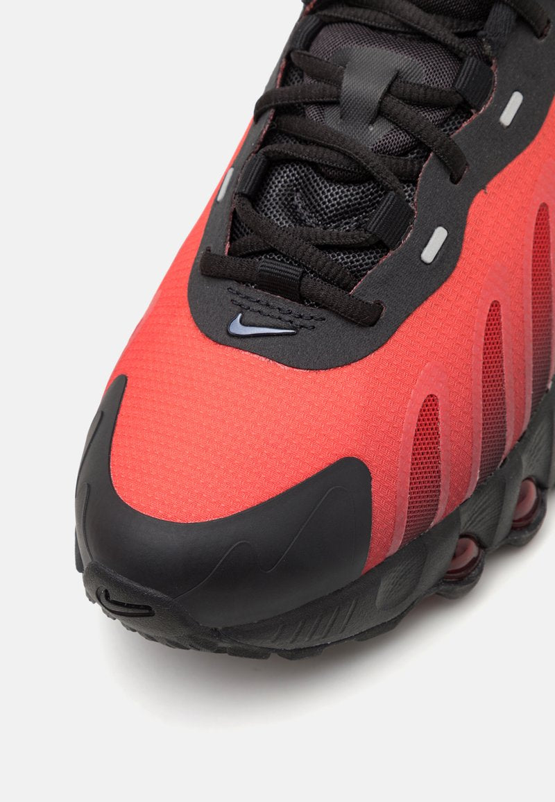Nike Air Max Dn8, ici présentée dans son coloris iconique "Bred" (Black/Gym Red/Bright Crimson).