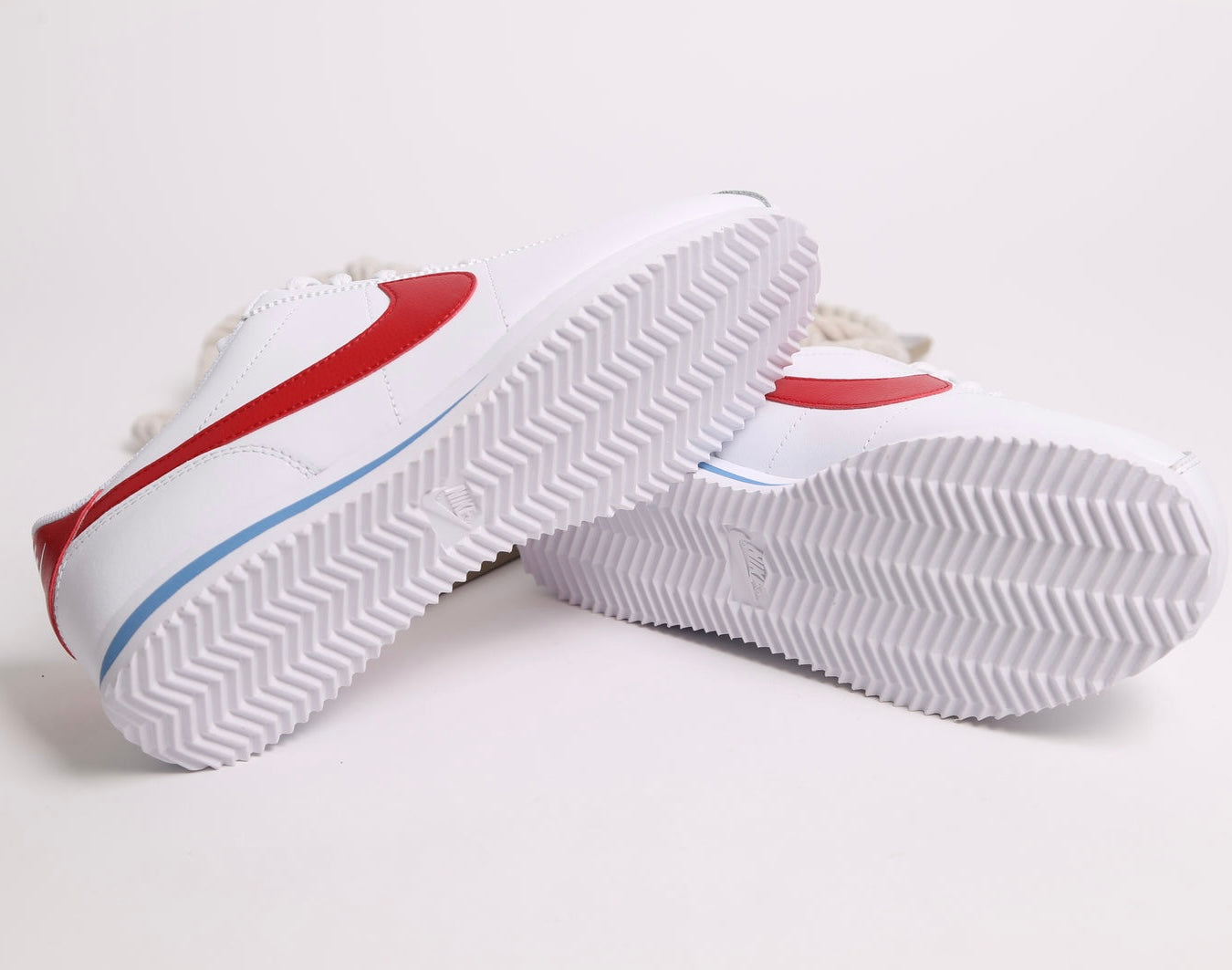 Nike Classic Cortez Leather, Créée à l'origine en 1972 par Bill Bowerman pour la course à pied, cette silhouette rétro en cuir souple arbore le grand logo Swoos