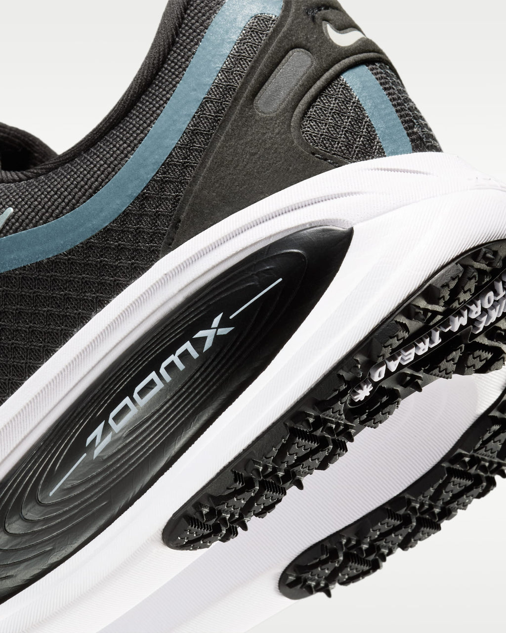 running Nike Vomero 18 GORE-TEX. Conçue avec une membrane en GORE-TEX pour garder les pieds au sec sous la pluie.