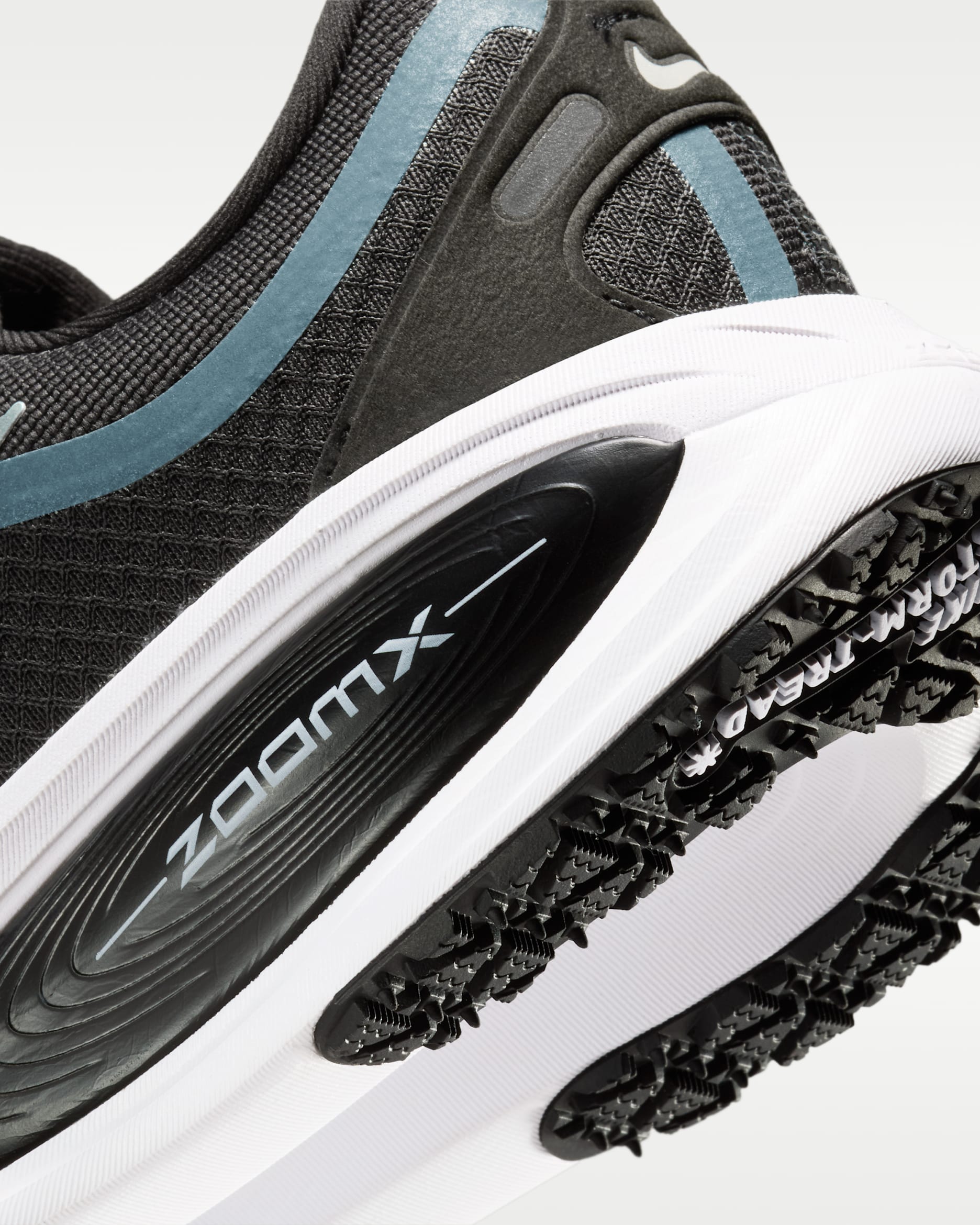 running Nike Vomero 18 GORE-TEX. Conçue avec une membrane en GORE-TEX pour garder les pieds au sec sous la pluie.