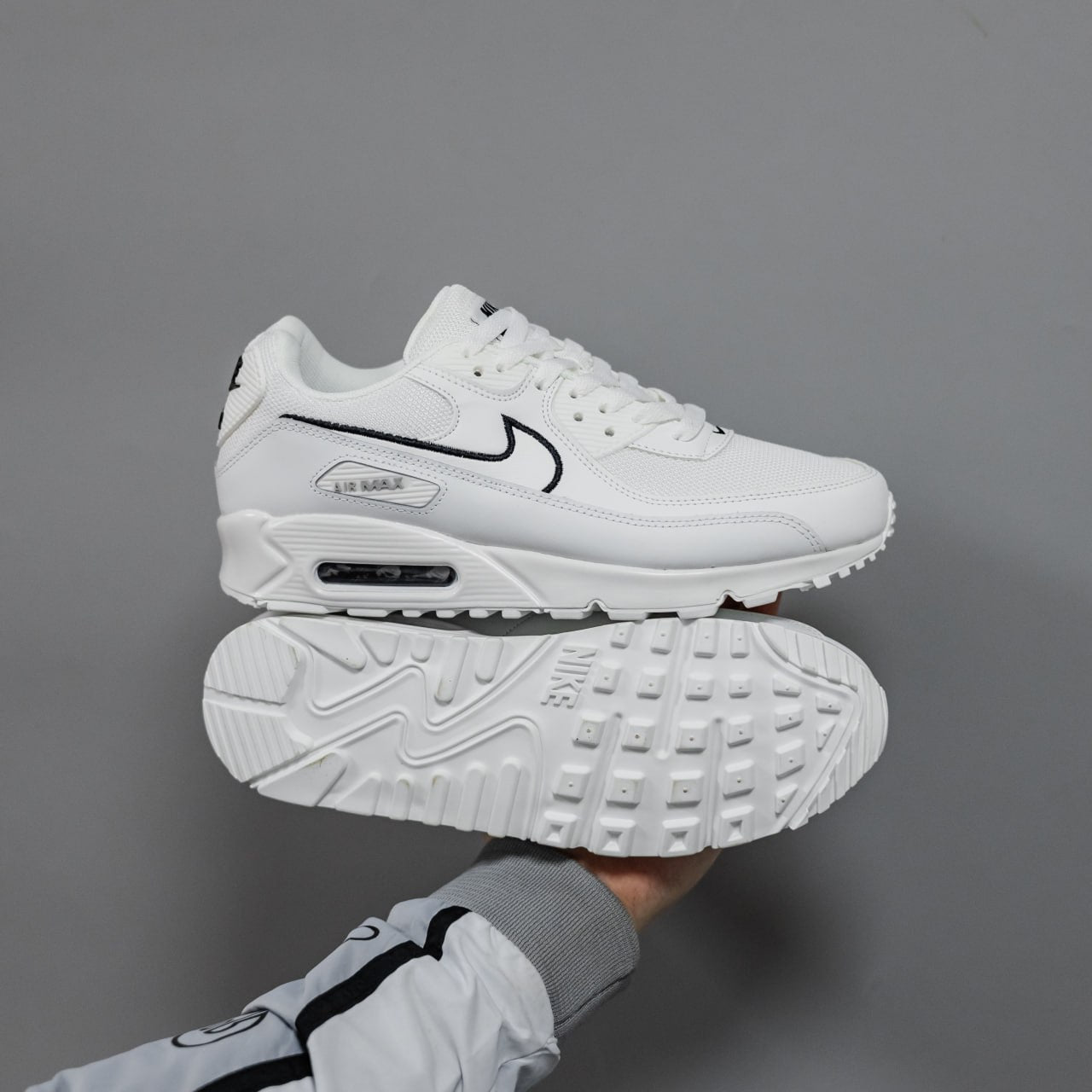 Nike Air Max 90 dans le coloris White / Black Outlined Swoosh