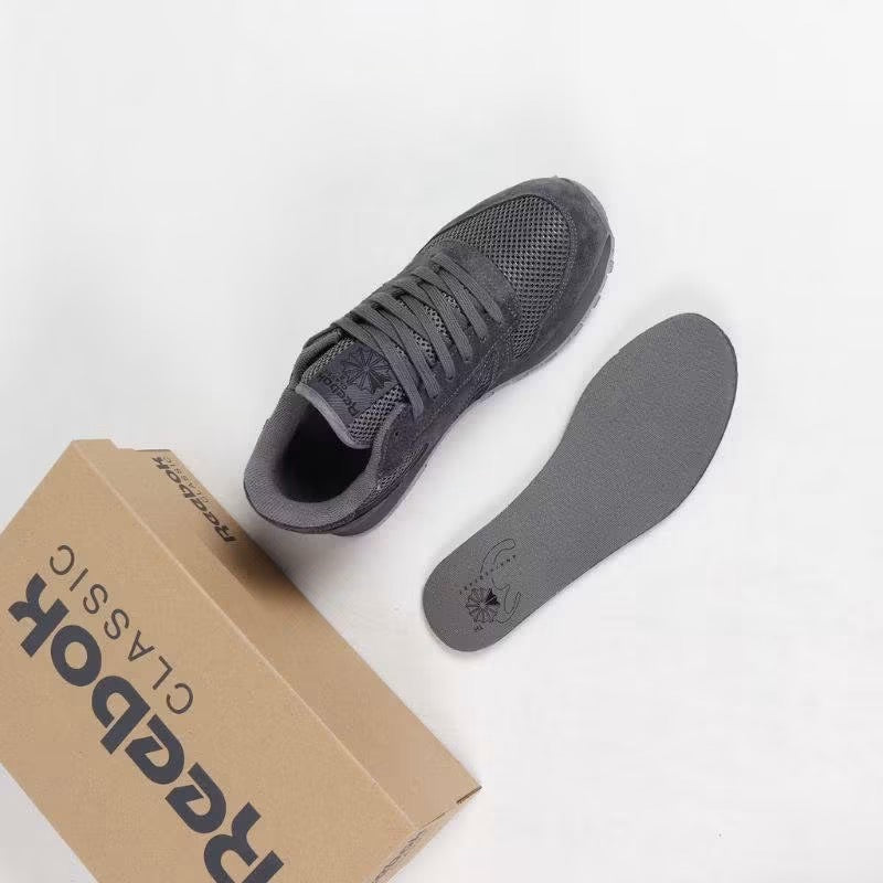 Reebok Classic affichent une teinte grise élégante, parfaite pour un style décontracté et intemporel.