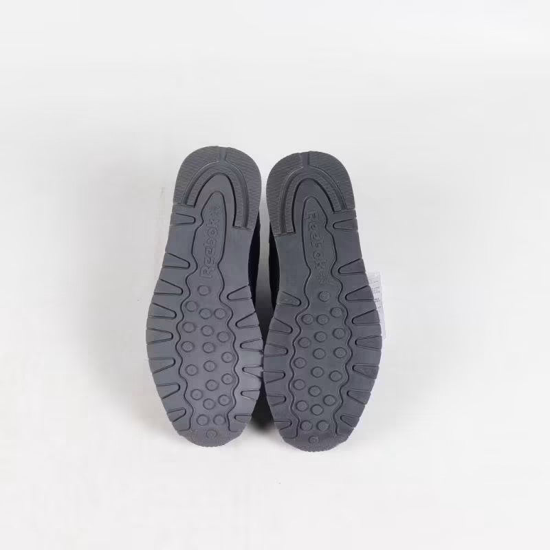 Reebok Classic affichent une teinte grise élégante, parfaite pour un style décontracté et intemporel.