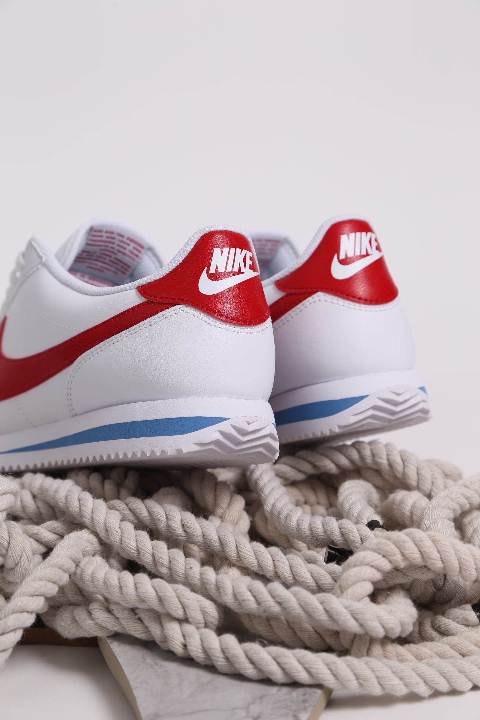 Nike Classic Cortez Leather, Créée à l'origine en 1972 par Bill Bowerman pour la course à pied, cette silhouette rétro en cuir souple arbore le grand logo Swoos