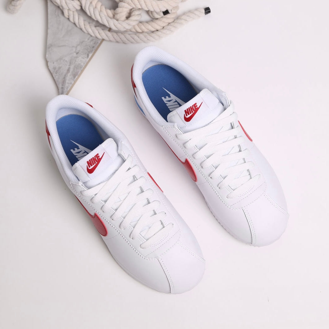 Nike Classic Cortez Leather, Créée à l'origine en 1972 par Bill Bowerman pour la course à pied, cette silhouette rétro en cuir souple arbore le grand logo Swoos