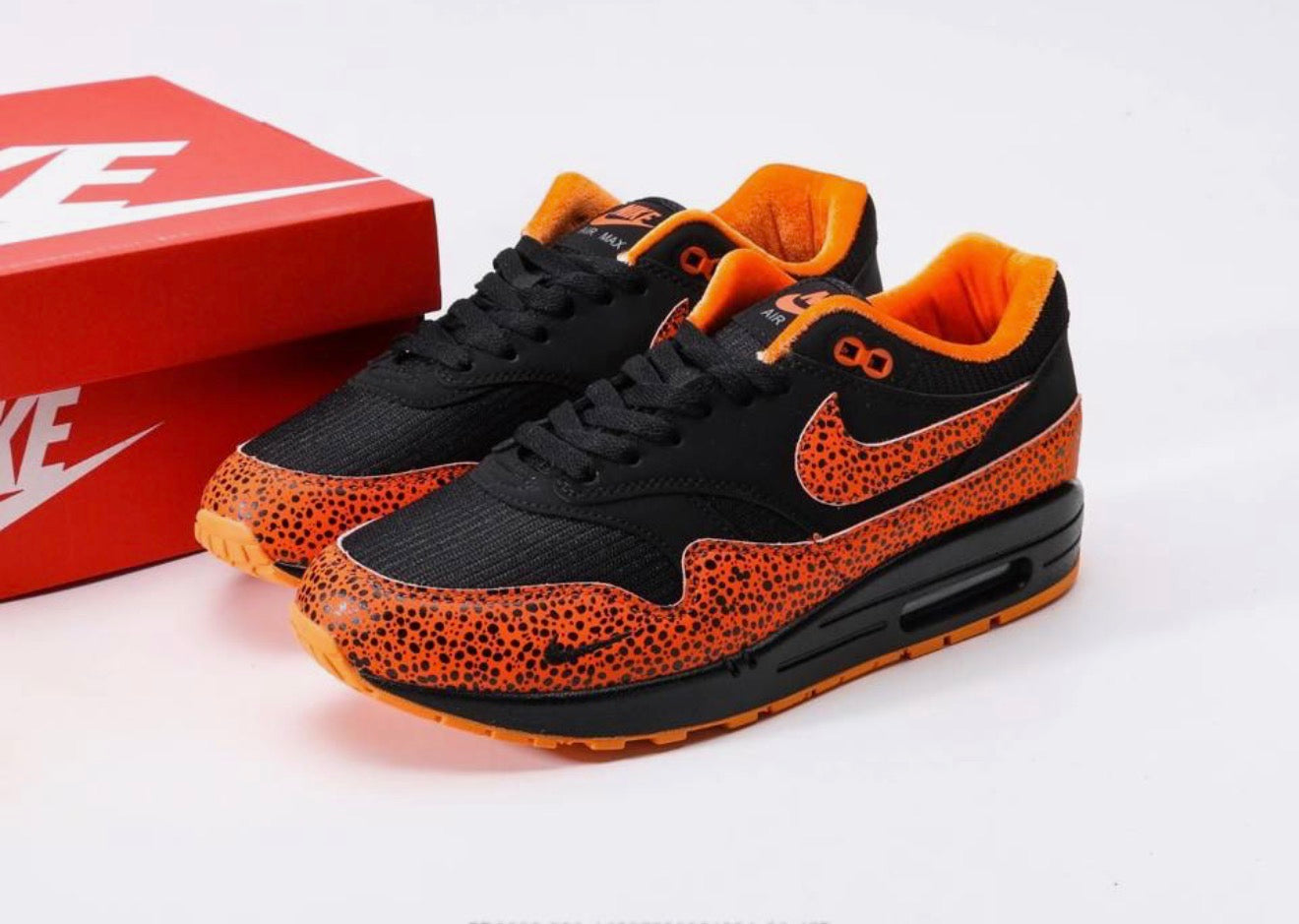 Nike Air Max 1 "Safari Orange and Black Grouper" (parfois répertoriée sous le code couleur noir et orange avec imprimé safari ou léopard)