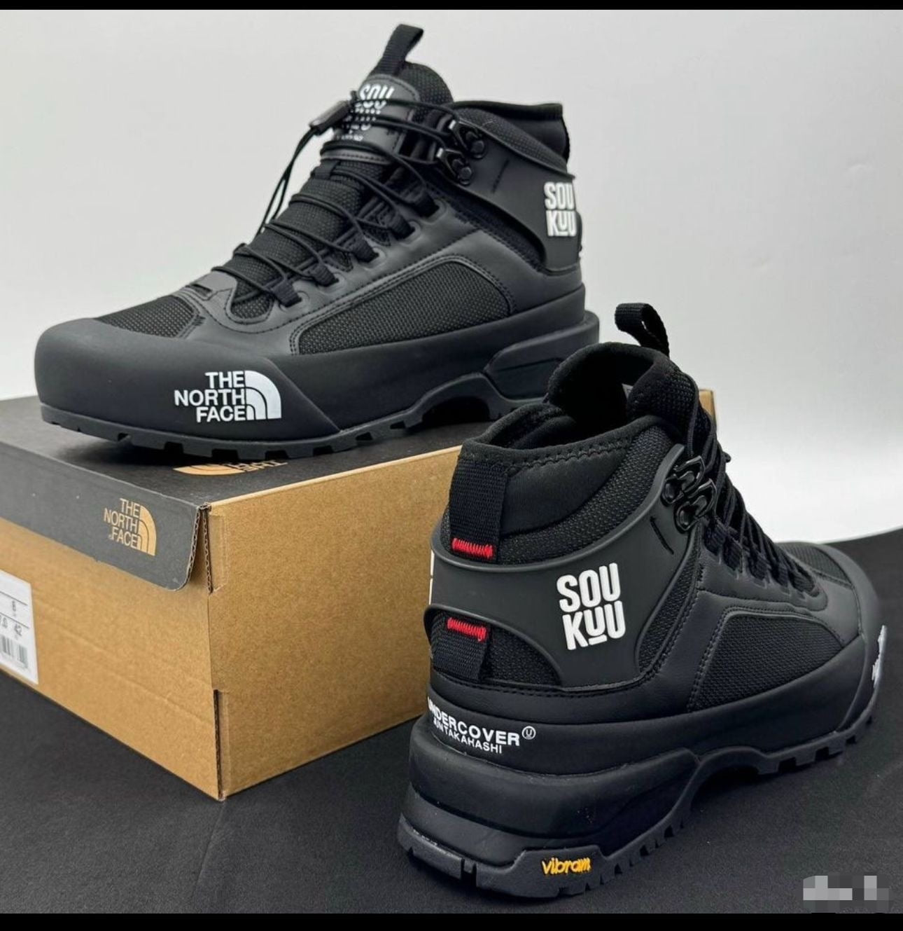 The North Face Glenclyffe Boot Undercover SOUKUU noires, reconnaissables à leur logo imposant sur le côté