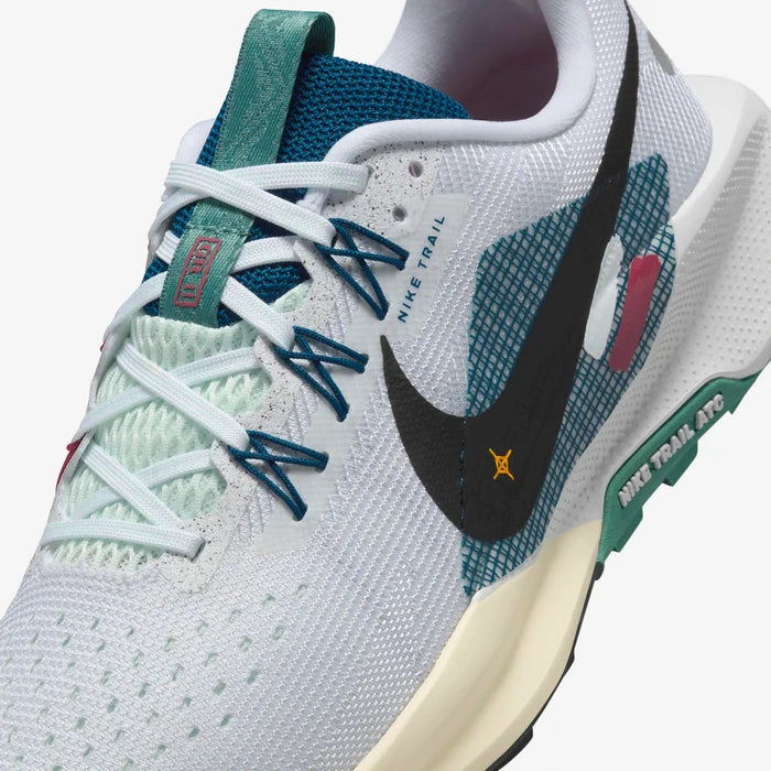 Nike Pegasus Trail 5 blanches avec des détails bleus et Cedar