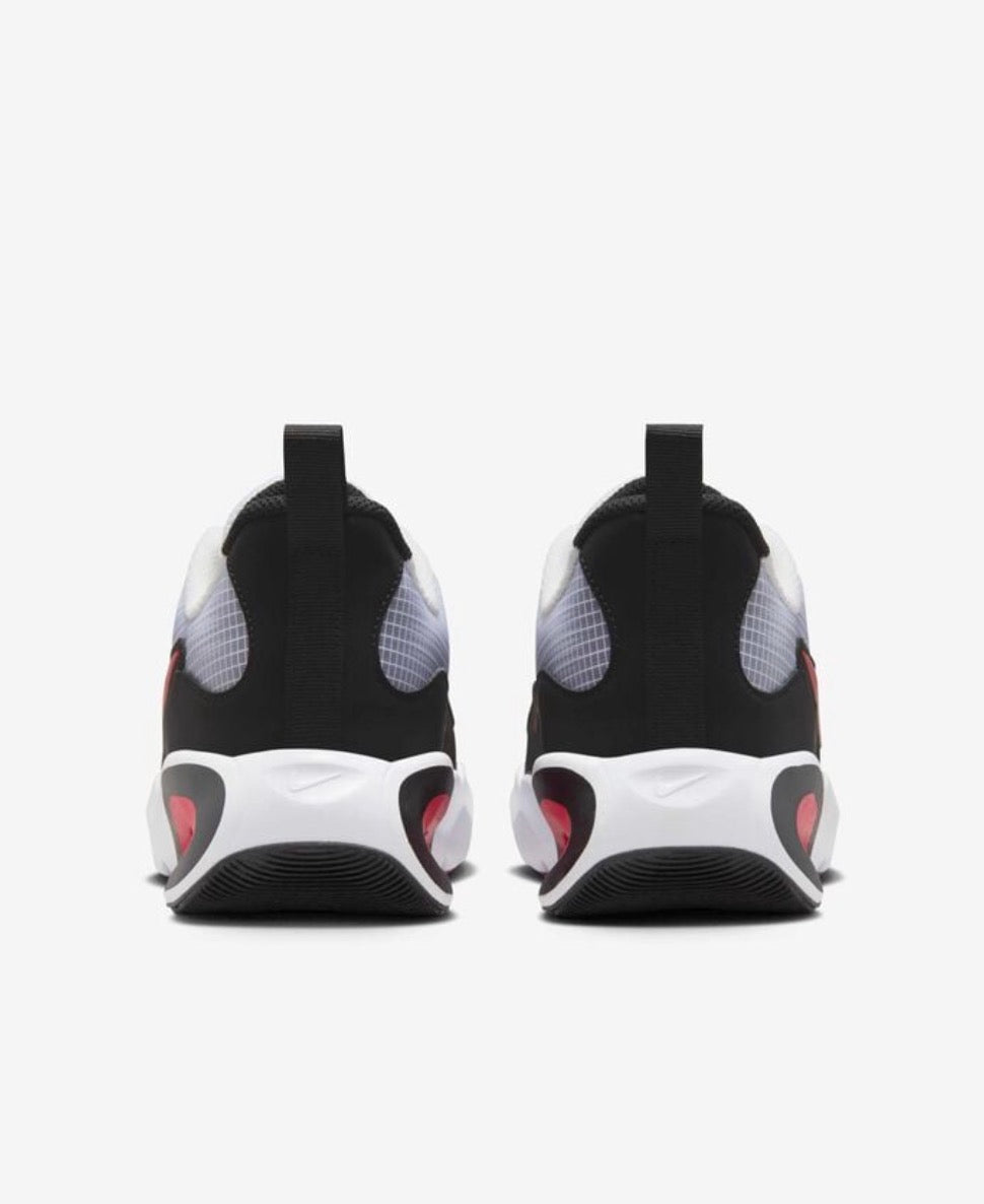 Nike Air Max Nova caractérisées par leur amorti Max Air ovale distinctif sur la semelle épaisse.