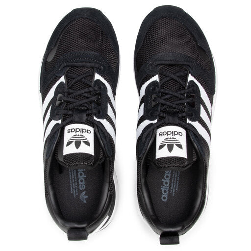 Le modèle présenté dans l'image est la adidas ZX 700 HD dans son coloris bleu marine classique avec les trois bandes blanches caractéristiques de la marque adidas.