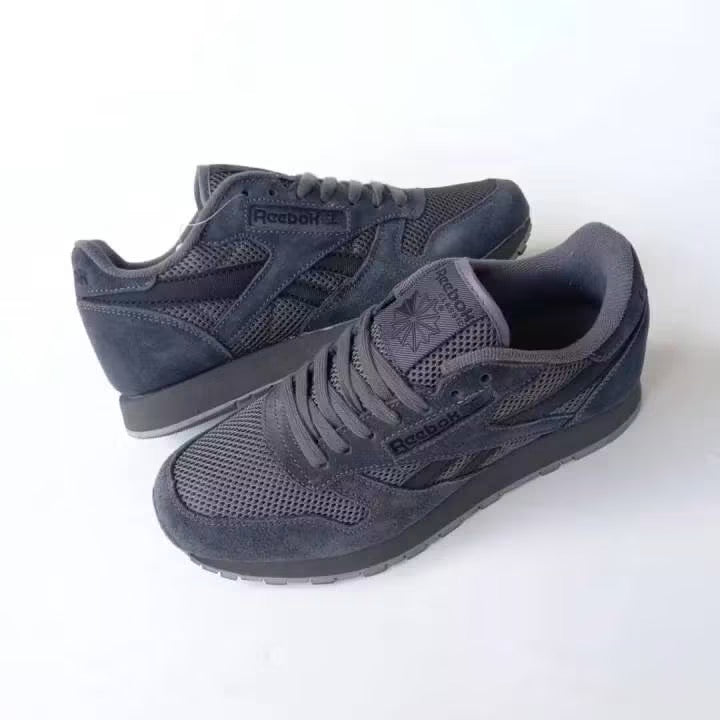 Reebok Classic affichent une teinte grise élégante, parfaite pour un style décontracté et intemporel.