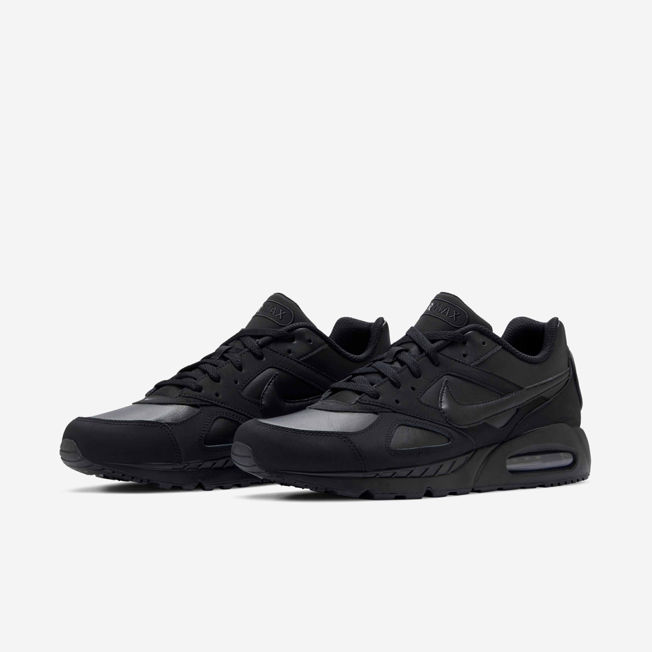 la Nike Air Max IVO Leather (ou LTR) dans son coloris intégral Triple Black