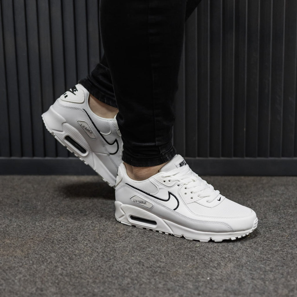 Nike Air Max 90 dans le coloris White / Black Outlined Swoosh