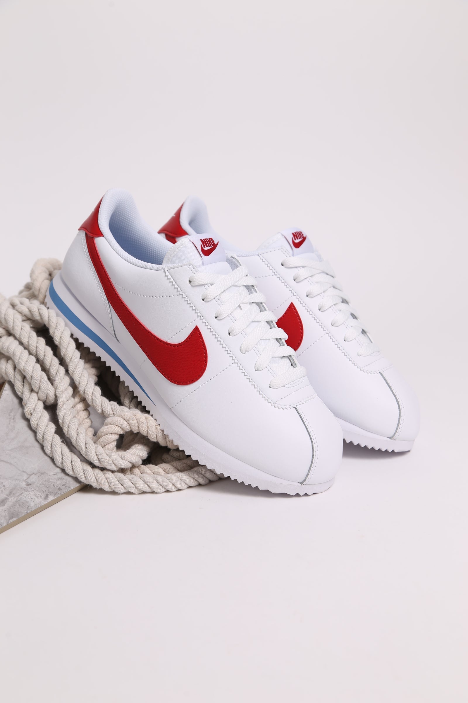 Nike Classic Cortez Leather, Créée à l'origine en 1972 par Bill Bowerman pour la course à pied, cette silhouette rétro en cuir souple arbore le grand logo Swoos