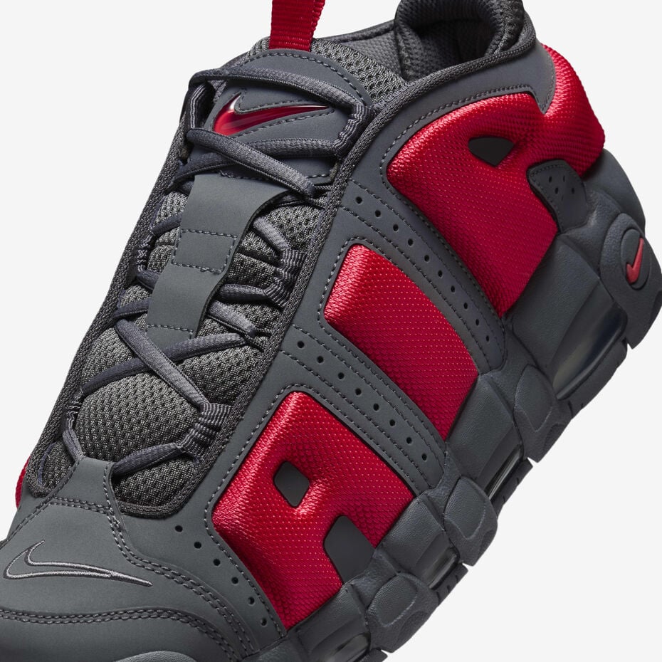 Nike Air More Uptempo Low, dans le coloris officiel Dark Grey / Light Crimson / Metallic Silver