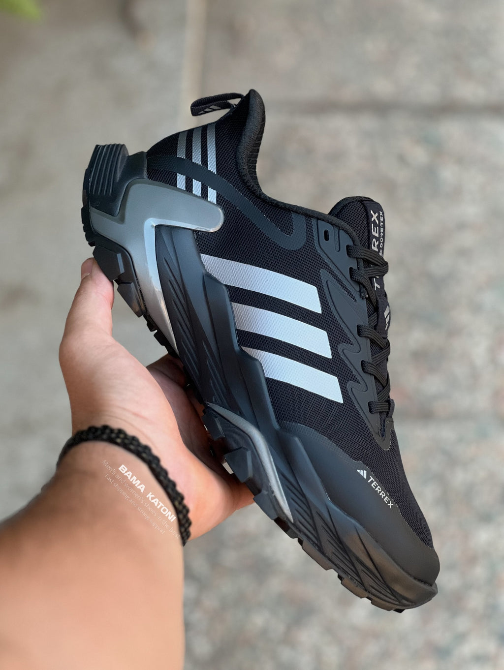 Adidas Terrex noires arborent trois bandes argentées distinctives sur les côtés.Marque/Modèle : Adidas Terrex